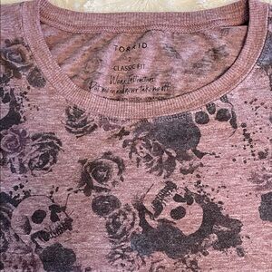 Torrid Classic Fit SS Tee Size 2 Mauve With Black Skull & Rose Motif Crew Neck